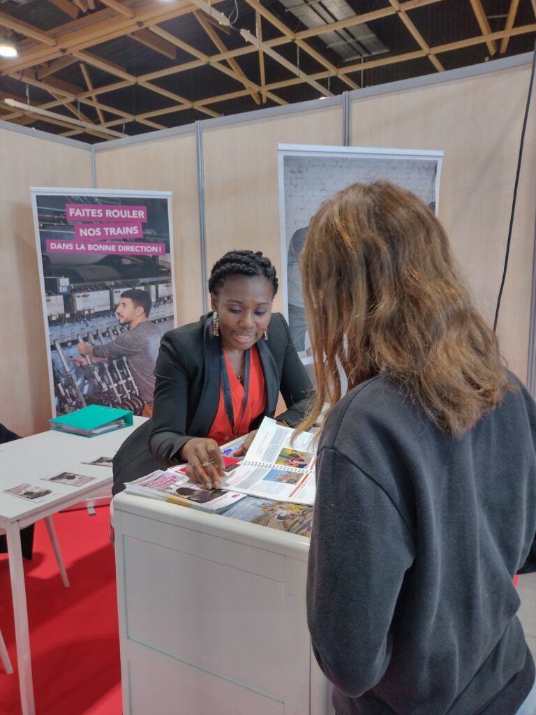 Image de Praxelle conseillant un client